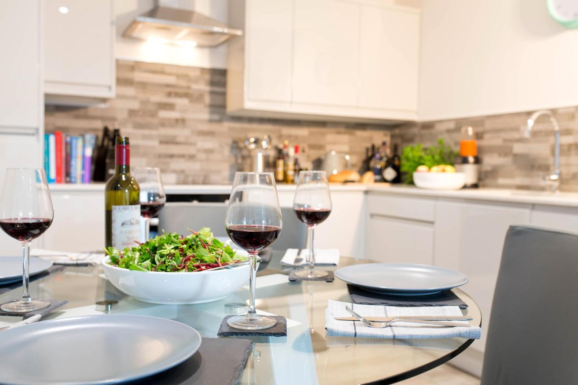 Cotels At 7Zero1 Serviced Apartments - Modern Apartments, Superfast Broadband, Free Parking, Centrally Located Milton Keynes Buitenkant foto